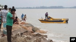 Warga Bangladeshis berdiri di tepi Teluk Benggala, sebelum badai tropis Mora melanda kawasan Chittagong, Bangladesh, 29 Mei 2017. (AP Photo)