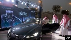 Beberapa pengunjung melihat-lihat mobil Lexus yang serupa dengan mobil dalam film "Black Panther" dalam pameran di King Abdullah Financial District Theater, Riyadh, Arab Saudi, 18 April 2018. (Foto: dok).