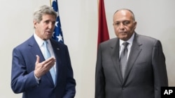 Menlu AS John Kerry bersama Menlu Mesir Sameh Hassan Shoukry di Kairo, Minggu (22/6).