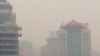 2015年12月20日16时起，北京地区雾霾开始加重。当时北京朝阳区使馆区附近街道灰雾茫茫。