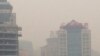 2015年12月20日16时起,北京地区雾霾开始加重。当时北京朝阳区使馆区附近街道灰雾茫茫。