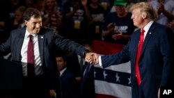 Le candidat républicain Troy Balderson, à gauche, en compagnie de Donald Trump venu le soutenir dans l'Ohio, le 4 août 2018. 