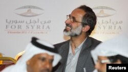 Mouaz al-Khatib (tengah) yang terpilih sebagai Ketua koalisi oposisi Suriah menghadiri pertemuan di Doha (12/11).