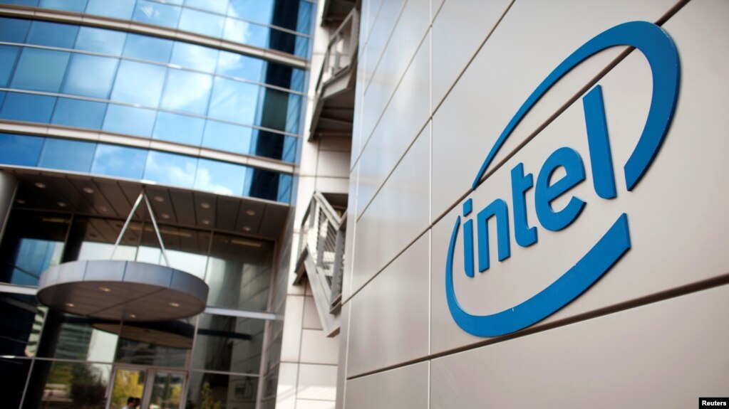 Logo của tập đoàn Intel ở Petah Tikva, gần Tel Aviv, Israel. 