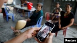 Seorang kerabat menunjukkan foto Anna Bui Thi Nhung, satu dari 39 migran Vietnam yang ditemukan tewas dalam sebuah truk kontainer di Inggris 23 Oktober lalu. 