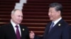 블라디미르 푸틴(왼쪽) 러시아 대통령과 시진핑 중국 국가주석이 17일 베이징에서 열린 일대일로 포럼 참가자 환영식 도중 환담하고 있다.