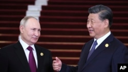 Los presidentes de Rusia, Vladimir Putin (izq),y China, Xi Jinping, conversan en Beijing el 17 de octubre de 2023.