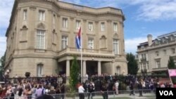 La bandera cubana fue izada este lunes por la mañana en la embajada de Cuba en Washington.