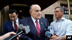 Rudy Giuliani sa novinarima u New Yorku prije odlaska u Georgiju. (Foto: AP/Seth Wenig)