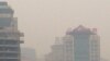2015年12月20日16时起，北京地区雾霾开始加重。当时北京朝阳区使馆区附近街道灰雾茫茫。叶兵拍摄