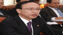 Menteri Unifikasi Hyun In-taek memberikan penjelasan di depan parlemen Korea Selatan.