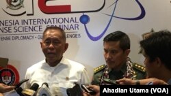 Menteri Pertahanan RI Jenderal TNI (Purn) Ryamizard Ryacudu dan Rektor Universitas Pertahanan Letjen TNI Yoedhi Swastanto menjawab pertanyaan wartawan usai pembukaan “Indonesia International Defense Science Seminar (IIDSS) 2018,” di Hotel Grand Mercure, di Jakarta, 11 Juli 2018. (Foto: Ahadian Utama/VOA)