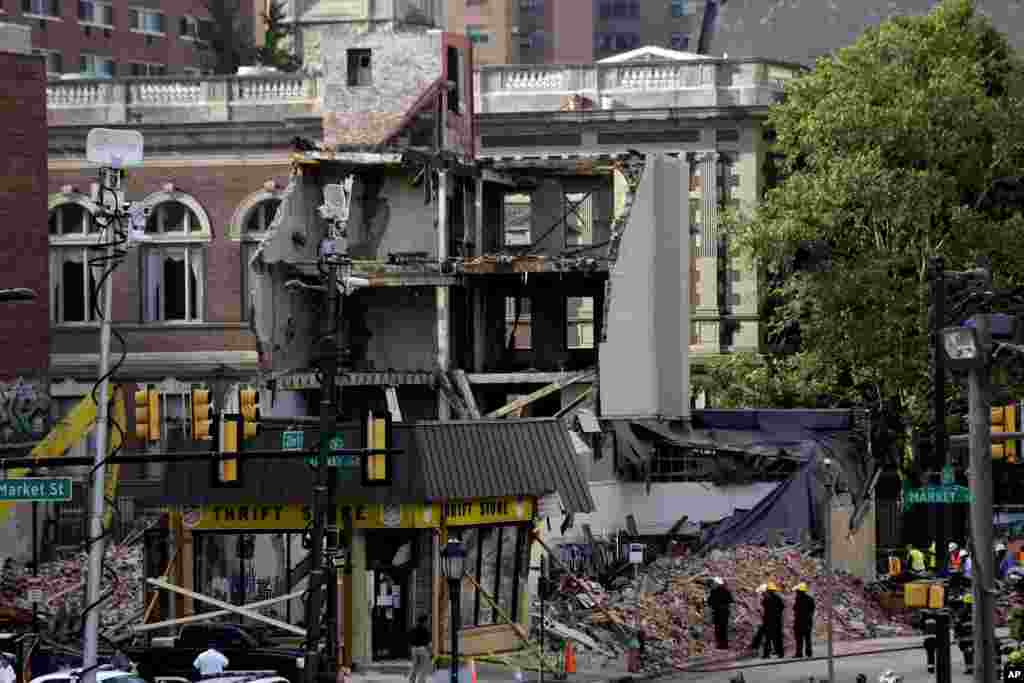 Gedung runtuh di Philadelphia, Pennsylvania (6/6) yang menewaskan enam orang dan melukai 14 orang, termasuk yang ditarik dari reruntuhan 13 jam sesudahnya. (AP/Matt Rourke)