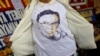 Seorang pendukung mantan gubernur Jakarta, Basuki "Ahok" Tjahaja Purnama, mengenakan t-shirt dengan gambar Ahok dekat markas Brimob di Depok, 24 Januari 2019.