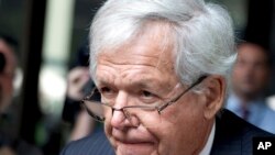 Dennis Hastert, président de la Chambre des représentants repart après une audience au tribunal fédéral de Chicago, Illinois, 9 juin 2015.