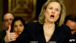 Robin Raphel habla durante una audiencia en el Senado en 2004. La exdiplomática esta bajo investigación de las autoridades federales.