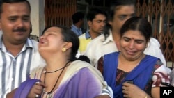 5월 25일 인도 라이푸르의 병원에서 반군 공격 희생자의 친척들이 슬퍼하고 있다