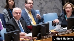 1월 유엔 안보리 의장을 맡은 호세 싱어 위징거 도미니카 공화국 대사(왼쪽)가 3일 유엔본부에서 열린 안보리 회의룰 주재하고 있다.