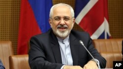Ngoại trưởng Iran Mohammad Javad Zarif chờ đợi trước khi bắt đầu phiên thảo luận kín về hạt nhân với Đại diện Tối cao của Liên hiệp châu Âu về Chính sách An ninh và Ðối ngoại, bà Catherine Ashton, tại Vienna, Áo, 17/6/2014.