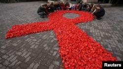 Dải băng đỏ, biểu tượng của chiến dịch phòng chống AIDS