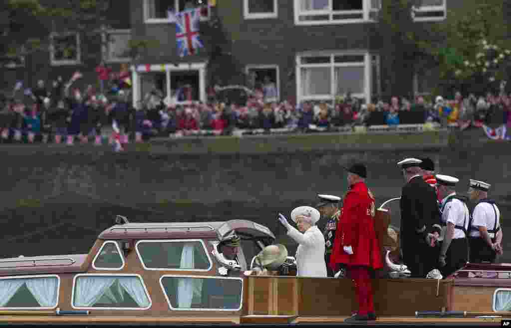 Ratu Elizabeth (tengah) dan Pangeran Philip (kanan tengah) berangkat dari pelabuhan Chelsea pada bagian pertama perayaan di sungai bagi 60 tahun tahta Ratu Elizabeth II.