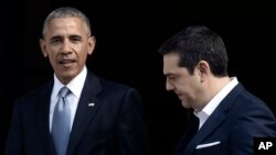 Prezidan Barack Obama (agoch) ak Premye Minis Grèk la, Alexis Tsipras avan yon rankont nan Maximos Mansion, biwo ofisyèl chèf gouvènman an nan Atèn. (Foto: 15 novanm 2016). 