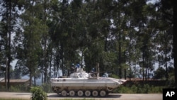 Un blindé de la MONUSCO traverse Rutshuru, zone contrôlée par le M23, au nord de Goma (4 août 2012)