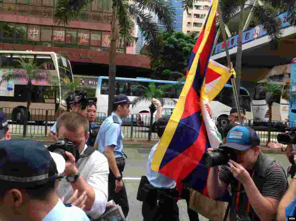 香港团体和政党游行呼吁特首下台重启政改(美国之音海彦拍摄)