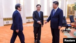 Chinese President Xi Jinping (R) meets with Republic of Korea's National Security Advisor Chung Eui-Yong and S. Korean Ambassador to China Noh Young-min at the Great Hall of The People in Beijing, March 12, 2018. 