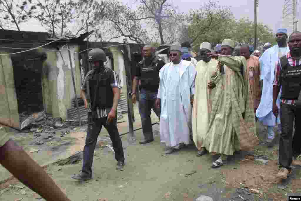 Le gouverneur de l&#39;Etat de Borno, Kashim Shettima (3e &agrave; g.) effectue une tourn&eacute;e d&#39;&eacute;valuation &agrave; Baga, suite aux violents combats entre militaires et extr&eacute;mistes. (photo remise &agrave; la presse le 20 avril 2013)