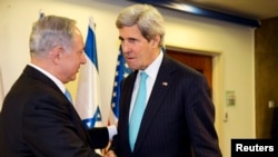 Waziri Mkuu wa Israel, Benjamin Netanyahu (L) akisalimiana na waziri wa mambo ya nje wa Marekani, John Kerry. 