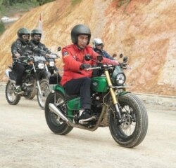 Presiden Joko Widodo mengendarai sepeda motor dalam kunjungan ke jalan trans-Kalimantan di Kecamatan Krayan, Nunukan, Kalimantan Utara, Kamis 19/12. (Biro Setpres RI)