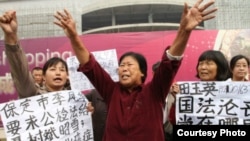聂树斌的母亲等人在法院前示威（照片来自微博）