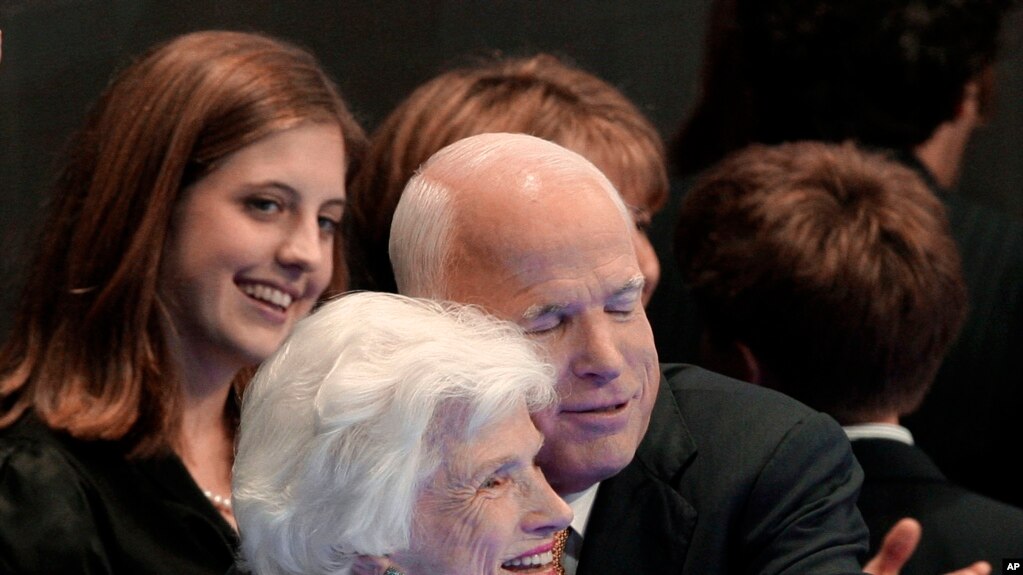 Ông John McCain và thân mẫu - bà Roberta McCain