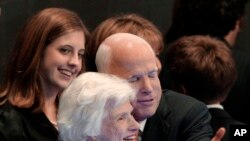 Ông John McCain và thân mẫu - bà Roberta McCain