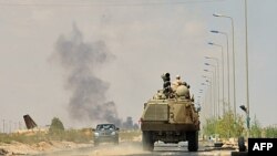 Vozila anti-Gadafijevih snaga napreduju ka liniji fronta u Teseinu, 90 km istočno od Sirta.