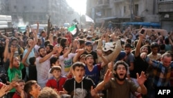 Sirijci slave na ulicama Alepa posle tvrdnje pobunjenika da su probili tronedeljnu vladinu opsadu 