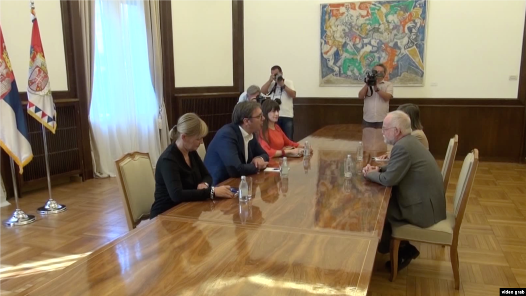 Predsednik Srbije Aleksandar Vučić tokom sastanka sa ambasadorom Velike Britanije u Srbiji, Denisom Kifom, u Beogradu, 31. avgusta 2018.