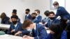 Siswa kelas 9 Harris Academy Sutton, selatan London, Inggris, mengenakan masker pada hari pertama sekolah mereka di tengah pandemi COVID-19, 8 Maret 2021. (REUTERS/Toby Melville)