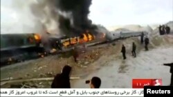 25일 이란 셈난 주에서 발생한 열차 충돌 사고 소식을 전하고 있는 현지 방송 화면. 