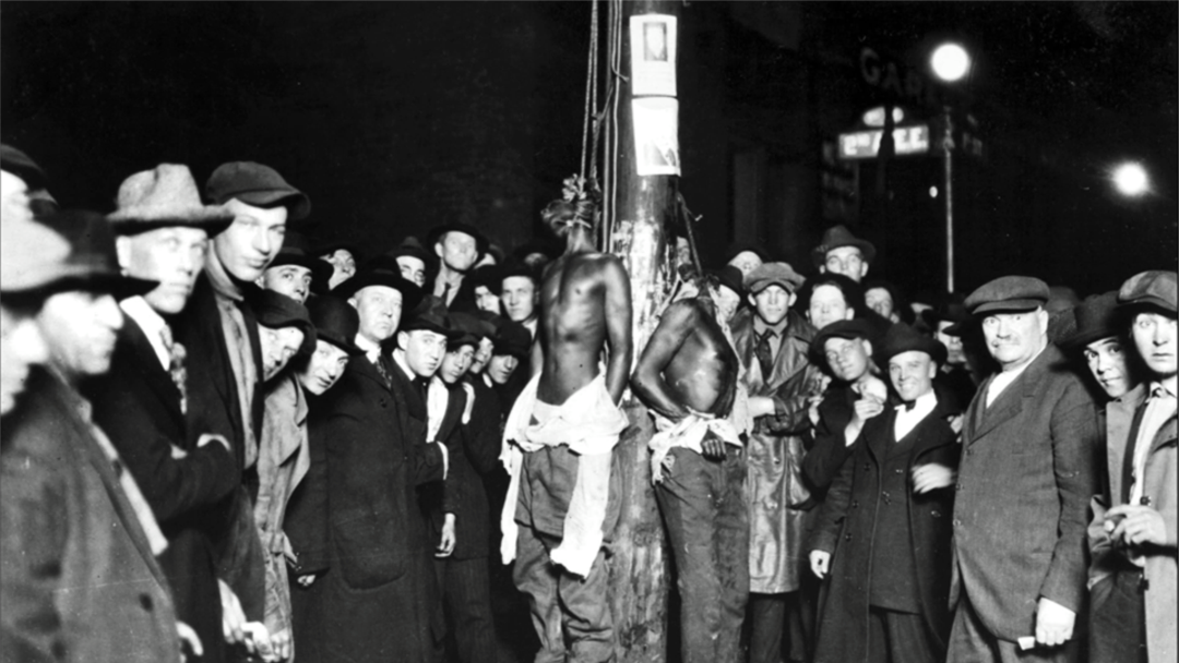 Bijelci okružili Claytona, Jacksona i McGhiea, koji su linčovani 15. juna 1920. u Duluthu u Minnesoti
