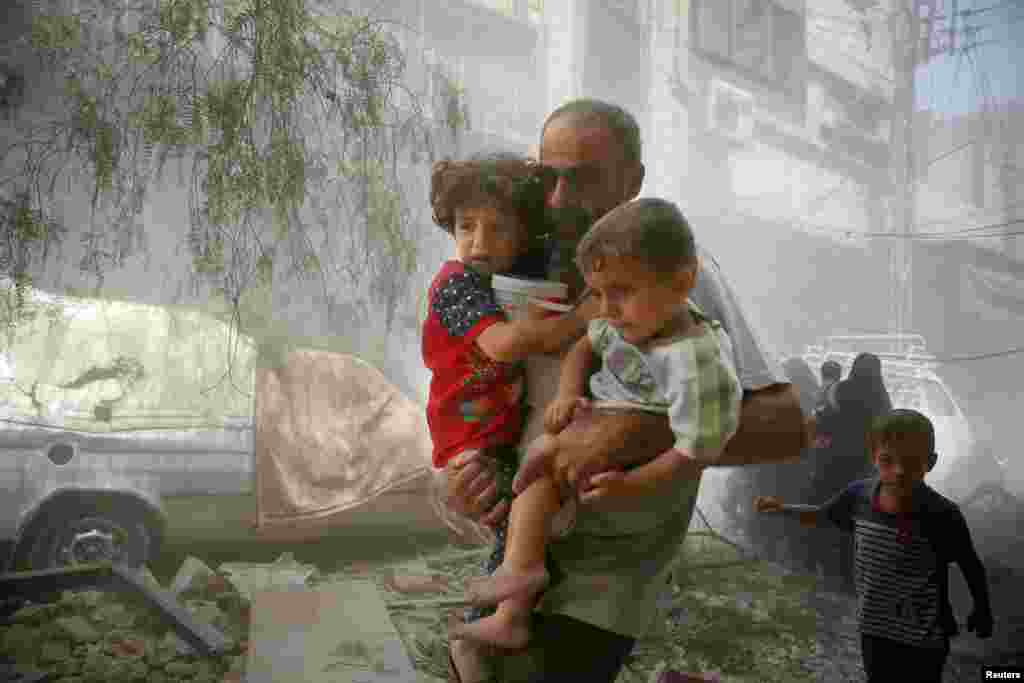 شام میں پانچ سال سے زائد عرصے سے جاری خانہ جنگی کی وجہ سے تقریباً پانچ لاکھ افراد ہلاک ہو چکے ہیں۔
