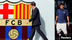 El presidente del Barcelona, Sandro Rosell, llega a un evento seguido del jugador brasileño Neymar, el día en que se anunció su contratación.