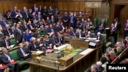 Les députés britanniques veulent dégager une majorité sur une autre option que le Traité de retrait conclu en novembre par Theresa May avec Bruxelles.