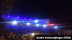 Une rue de N'Djamena la nuit du 1er janvier 2020. (VOA/André Kodmadjingar)