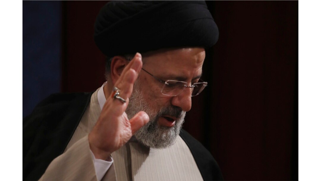 Presiden baru terpilih Ebrahim Raisi melambaikan tangan pada akhir konferensi persnya di Teheran, Iran, Senin, 21 Juni 2021. (AP Photo/Vahid Salemi)