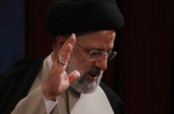 Presiden baru terpilih Ebrahim Raisi melambaikan tangan pada akhir konferensi persnya di Teheran, Iran, Senin, 21 Juni 2021. (AP Photo/Vahid Salemi)