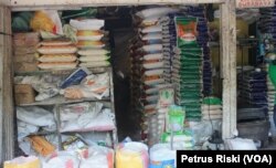 Penjual beras di pasar tradisional di Surabaya (Foto: VOA/ Petrus Riski)