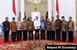 Presiden Joko Widodo berphoto bersama dengan seluruh Pimpinan MPR RI di Istana Merdeka. (Foto: Setpres RI)