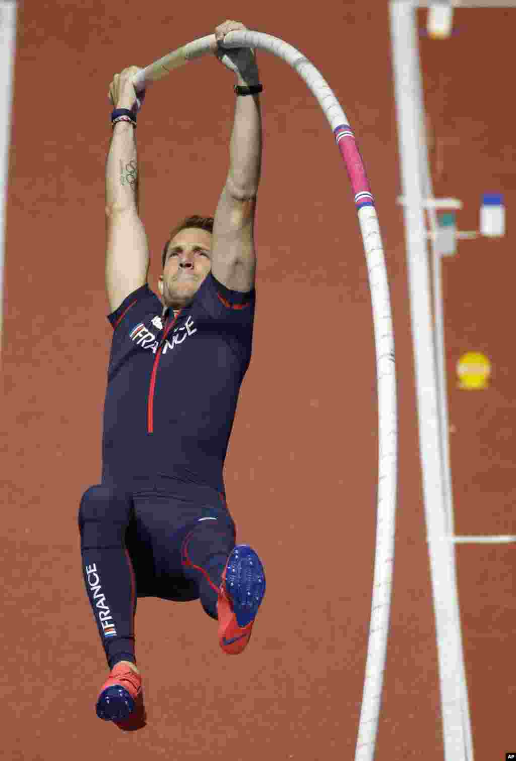 Renaud Lavillenie de France célèbre sa médaille d&#39;or du saut à la perche des hommes au cours des Championnats d&#39;Europe d&#39;athlétisme à Zurich, en Suisse, samedi 16 août 2014.